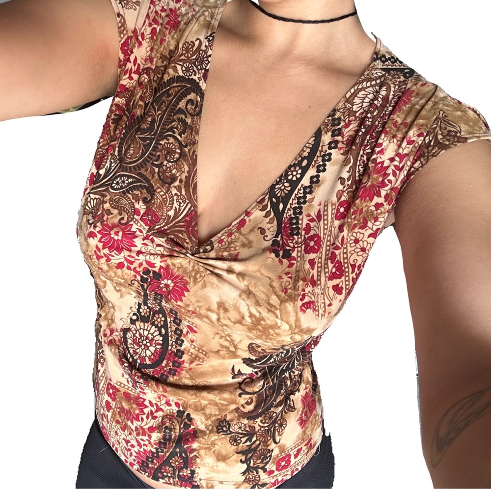 Star City Gold and Red Fitted Paisley Blouse